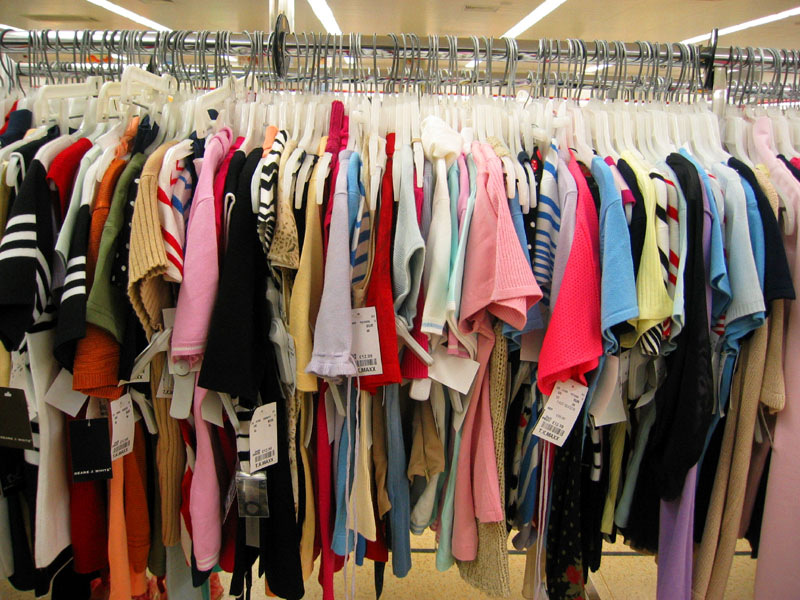 پلمپ 110 فروشگاه بزرگ عرضه پوشاک قاچاق | مبارزه با برندهای محرز پوشاک قاچاق در استان ها